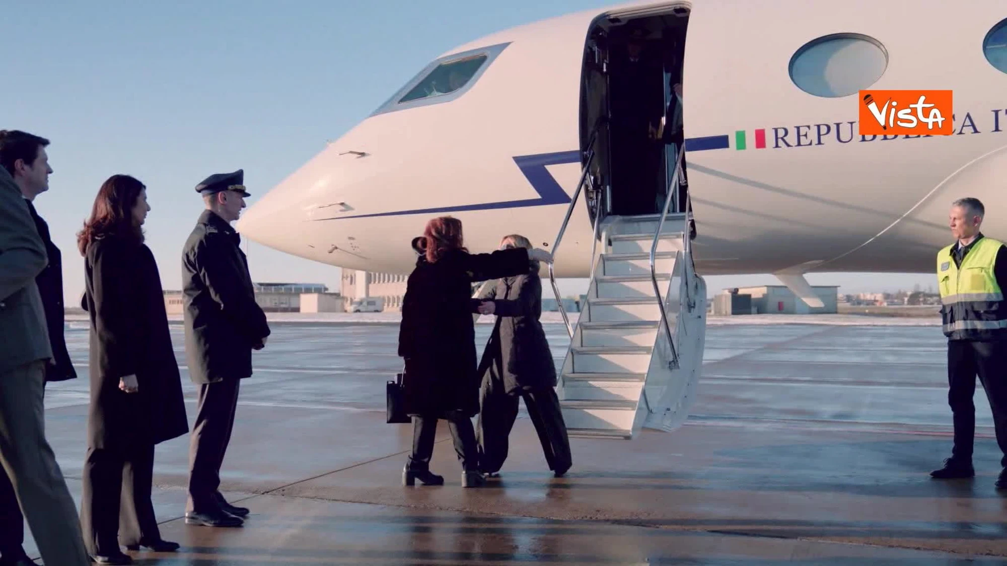 La premier Giorgia Meloni arriva all’incontro dei volenterosi a Parigi