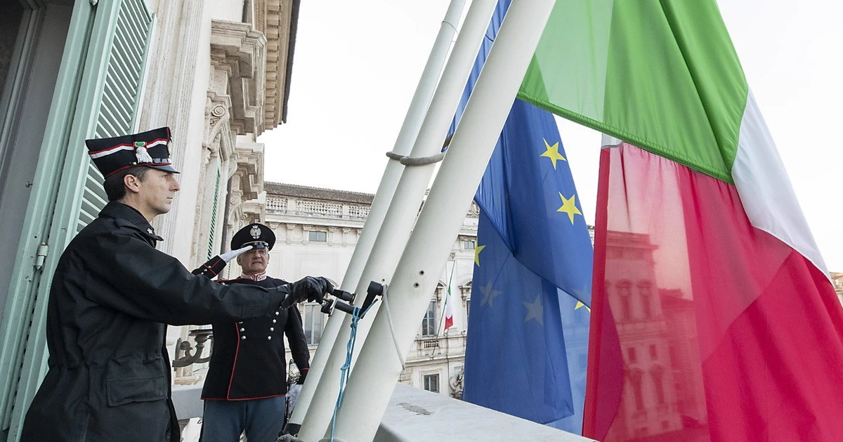 Quirinale, tricolore a lutto e al fianco la bandiera Ue. Francesco Storace: "Cosa c'entra il vessillo di Bruxelles?"
