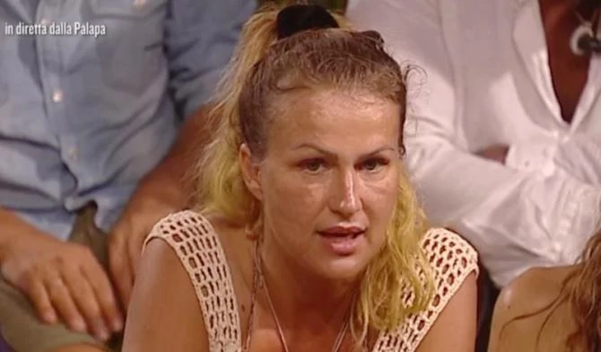 Isola dei Famosi, Eva Henger inchioda Daniele Bossari: "Pilotato dall'auricolare che ha nell'orecchio"