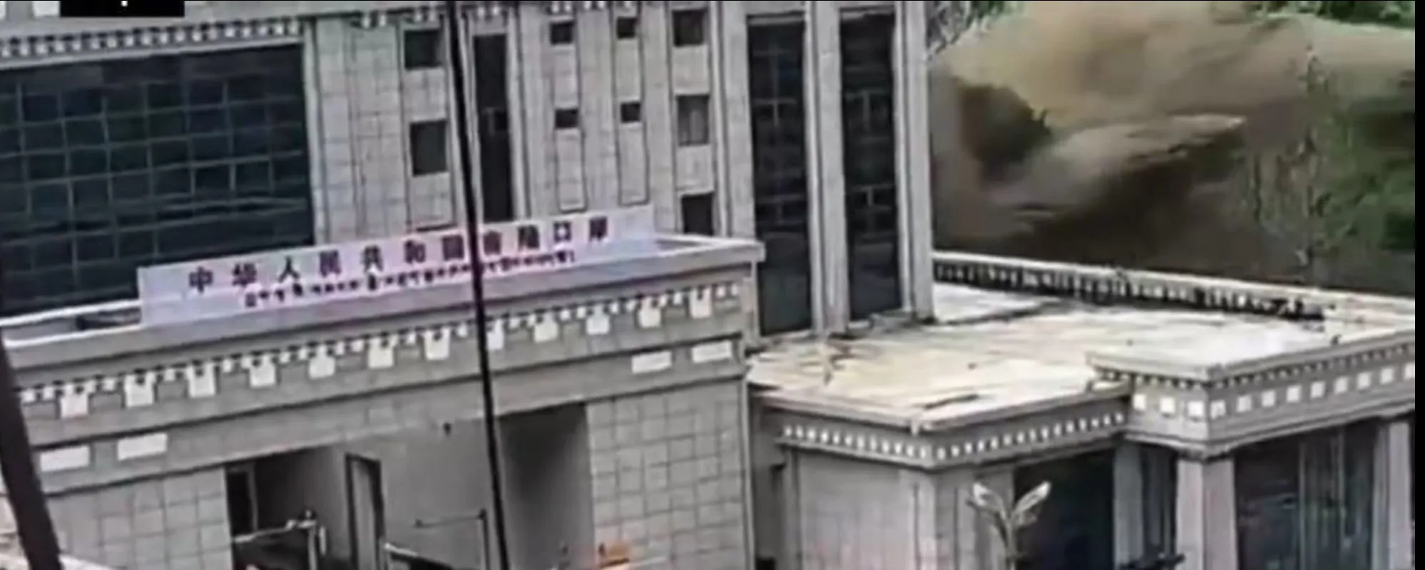 Il video choc della frana in Tibet: la frontiera spazzata via in un secondo. Centinaia di morti