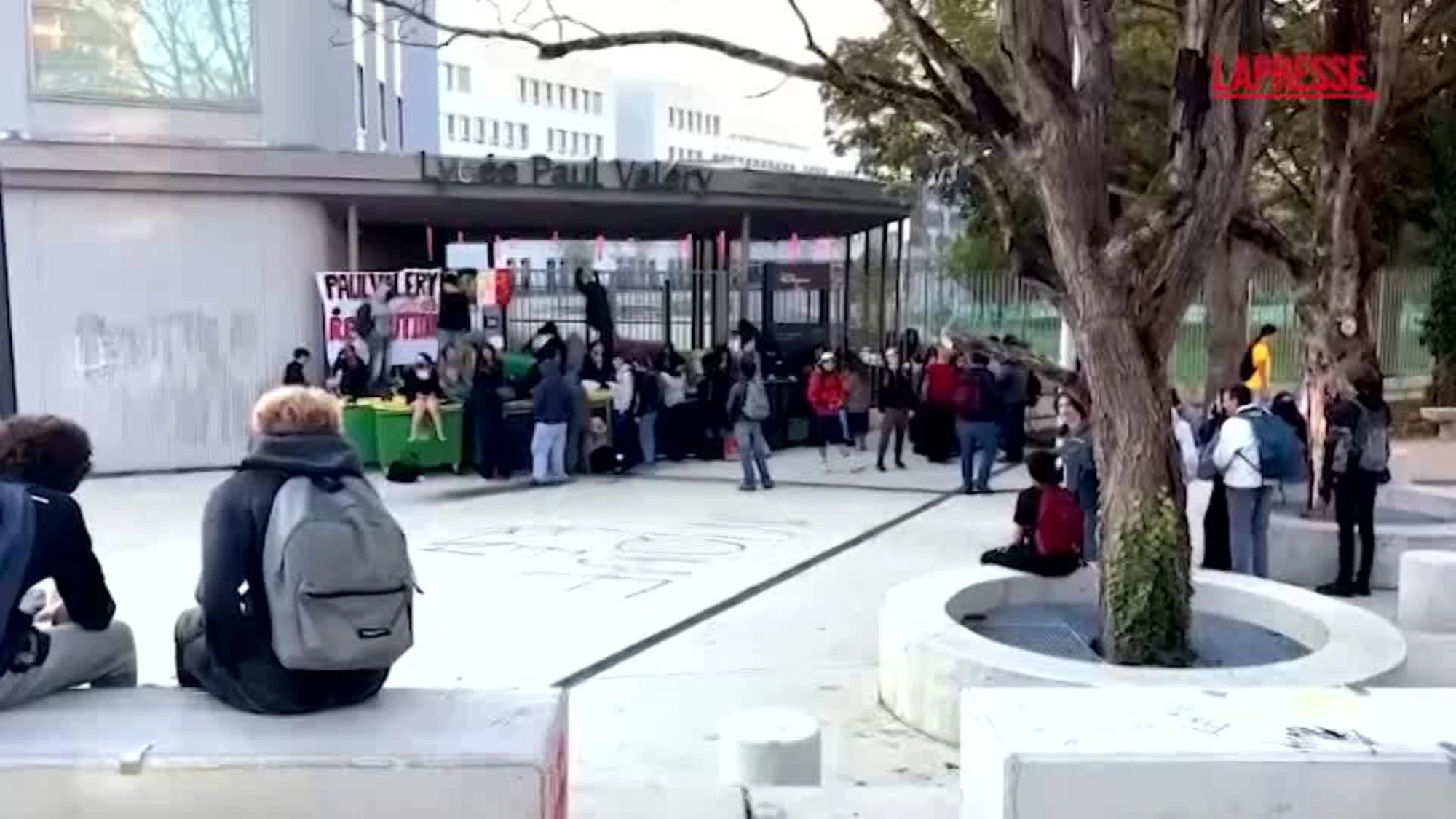 Francia, la protesta degli studenti: cassonetti in fiamme e scontri con la polizia