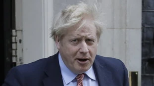 Boris Johnson dimesso: "Devo ai medici la mia vita". Gli amici: "Si pensava sarebbe morto"