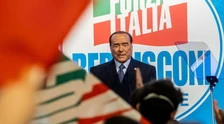 Silvio Berlusconi, mentre parla ai FI a Napoli... spunta questo striscione in platea, qui crolla tutto | GUARDA