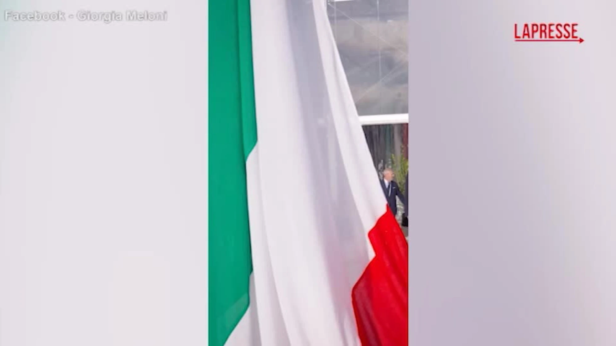 Bosnia, Meloni e Crosetto depongono un fascio di rose in omaggio ai 4 militari morti