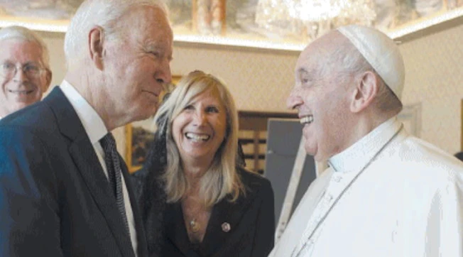 Papa Francesco faccia a faccia con Joe Biden: quella domanda sull'aborto che non gli ha fatto