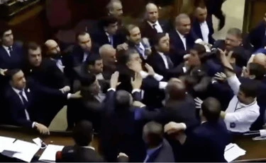 Armenia: botte, calci e pugni in Parlamento