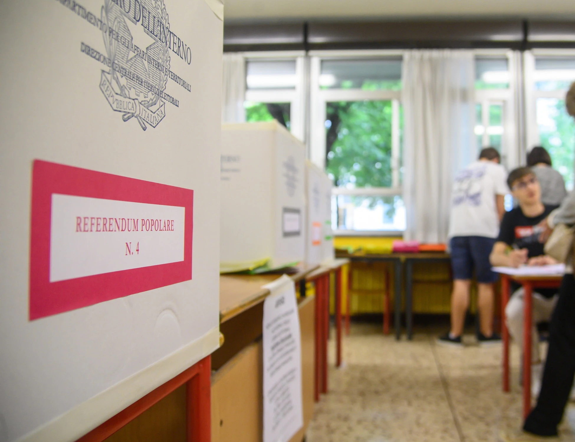 Referendum, scandalo al seggio: la foto della presidente con Pd e libro di Bersani