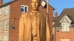 Vladimir Putin, la statua e il pene: umiliazione mondiale