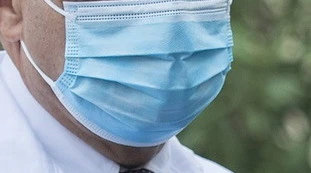 Napoli, rifiuta di indossare la mascherina e pesta un poliziotto: caos ai tempi del coronavirus