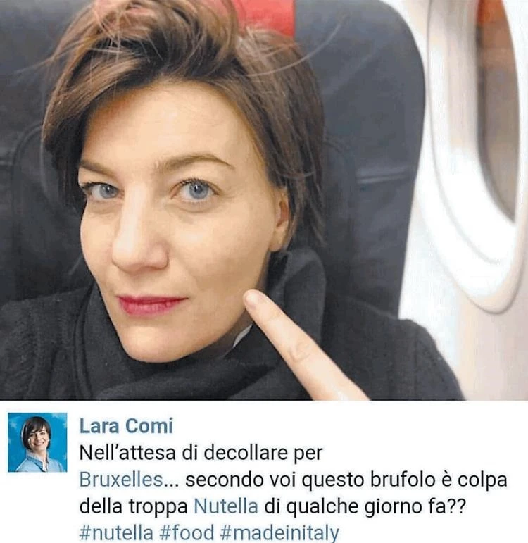 Lara Comi, l'europarlamentare di Forza Italia si fa un selfie col brufolo in aereo
