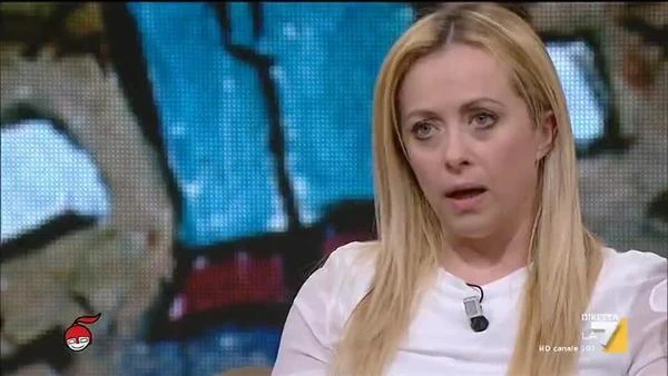 Giorgia Meloni a DiMartedì svela la vergogna del Pd: "Emmanuel Macron ci insulta, e loro..."