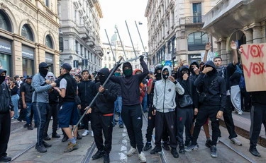 Milano, i violenti di nuovo in piazza. "Identificata la mente del M1710". Clamoroso: è un giornalista