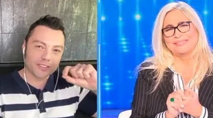 Domenica In, "mi stai dicendo che sono un cesso?". Gaffe di Mara Venier, imbarazzo con Tiziano Ferro
