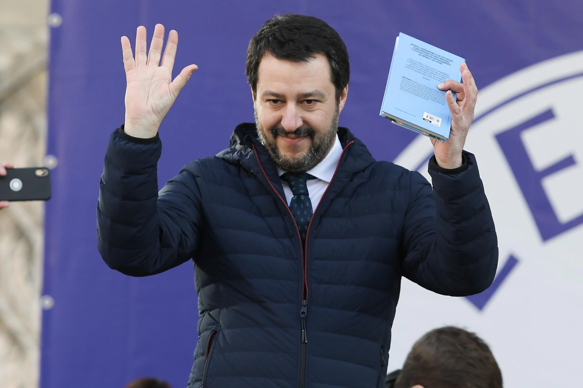 Matteo Salvini, i tre segnali sul palco della svolta radicale: rosario, Vangelo e cravatta