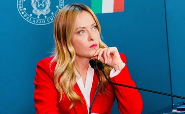 https://media.liberoquotidiano.it/jwf8FlG2Wn1sDslJDKqtDv-f3Nw1oYyv_WaLaaJIX7w/width:800/quality:90/aW1hZ2VzLzIwMjYvMTAvMTMvMTQxNzE4ODYwLTZmOTc5ODVjLWFkYmYtNGI2OS04NjdhLTg3MzYwYTFlOWVkZS5qcGc.webp