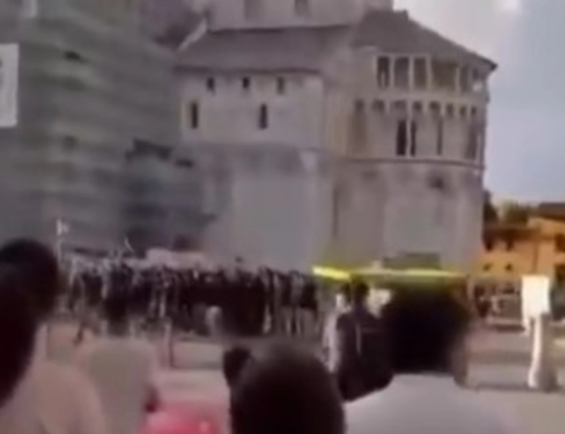 Pisa, i tifosi della Roma inneggiano al Duce? Rissa tra Pd e Lega