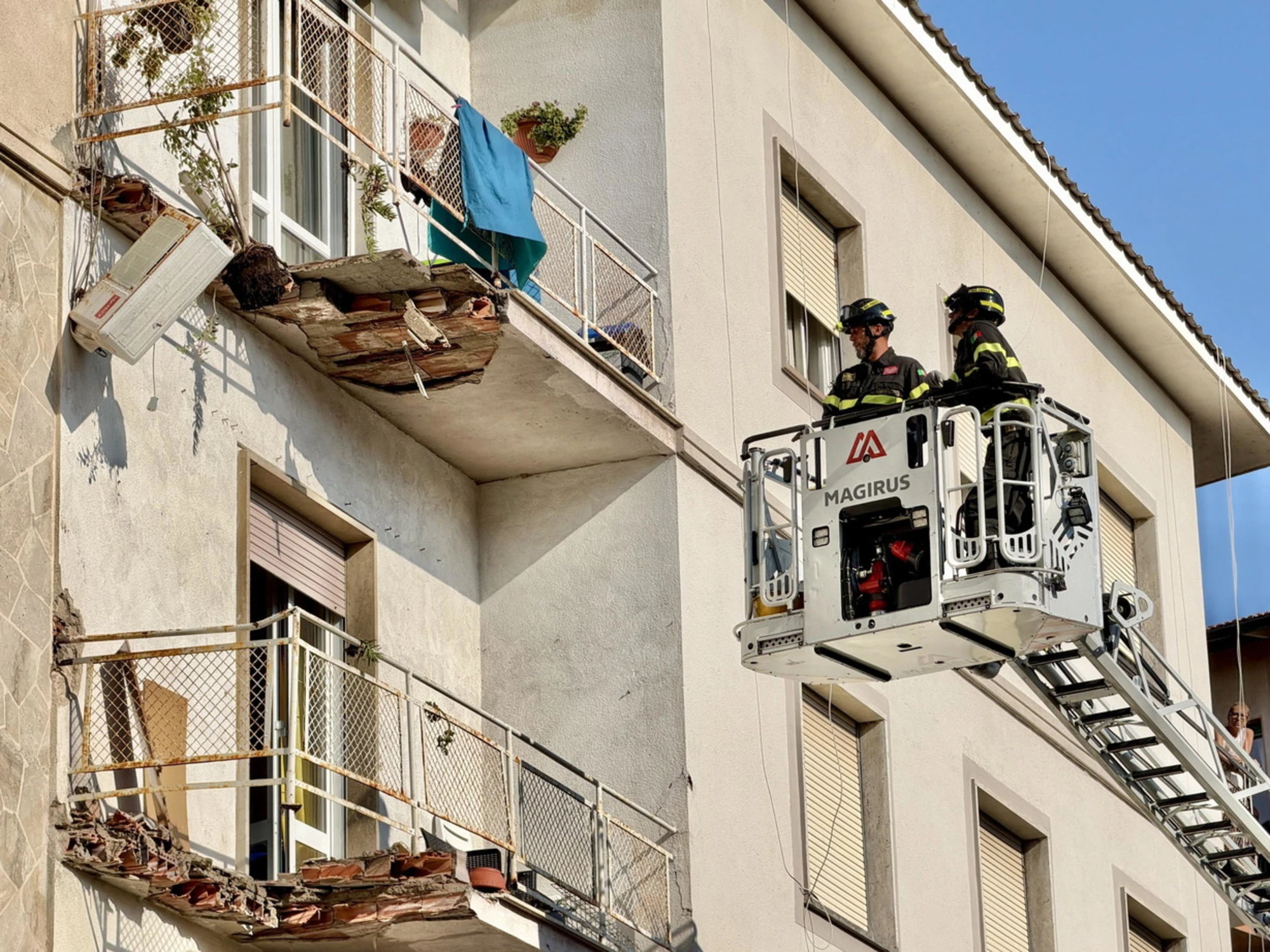Crolla il balcone mentre stende i panni: Livorno sotto choc