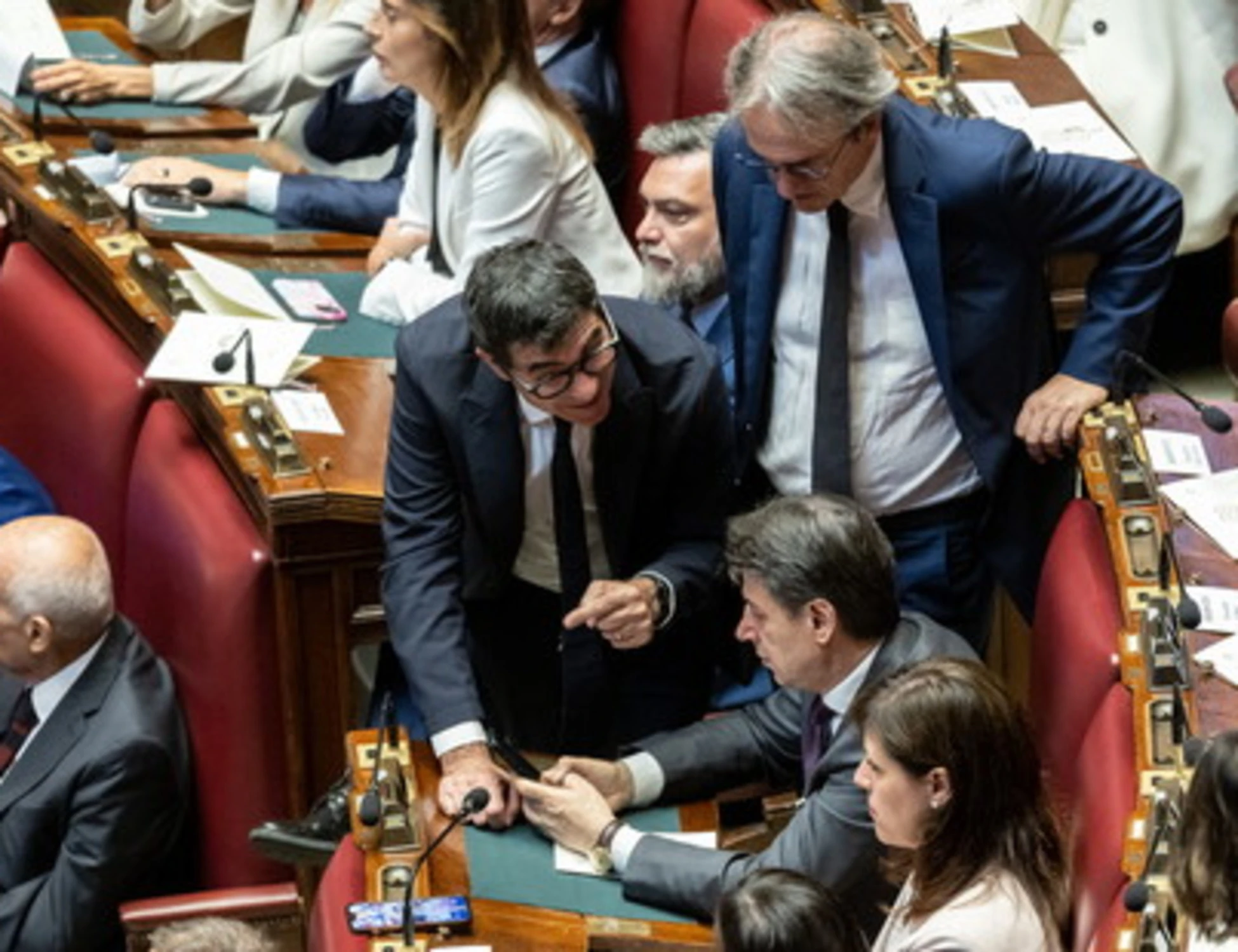 Schlein, "un complotto contro di lei": il pranzo Conte-Bonelli e il patto della lenticchia