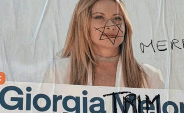 Imbrattati i manifesti della Meloni: "M..., non ti vogliamo". Fdi: "Barbari"