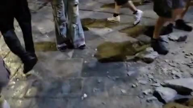 Manifestazione per Fakir, strade spaccate: gli attivisti raccolgono le pietre per gli scontri