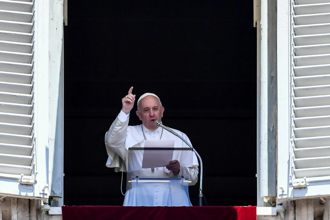 Papa Francesco durissimo contro chi va a prostitute: "Vizio schifoso, una tortura"