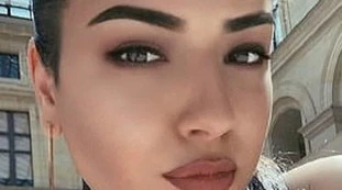 Anna Leikovic, la modella pugnala la madre e le estrae il cuore mentre è ancora viva. Poi, la risata