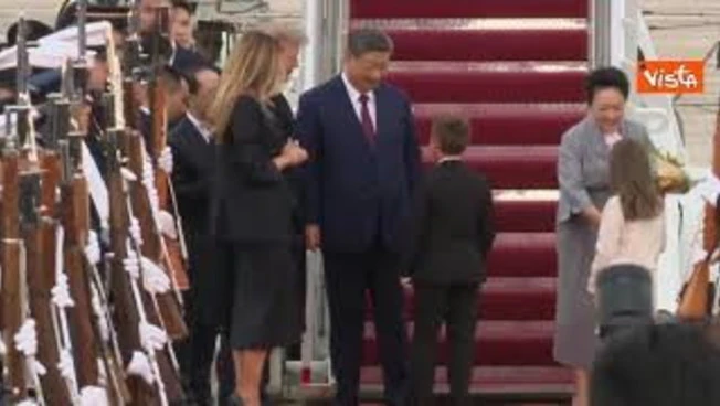 Xi Jinping arriva negli Usa, Trump lo accoglie personalmente in aeroporto con il tappeto rosso