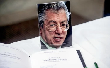 Bossi, nessun cerimoniale ai funerali di Pontida