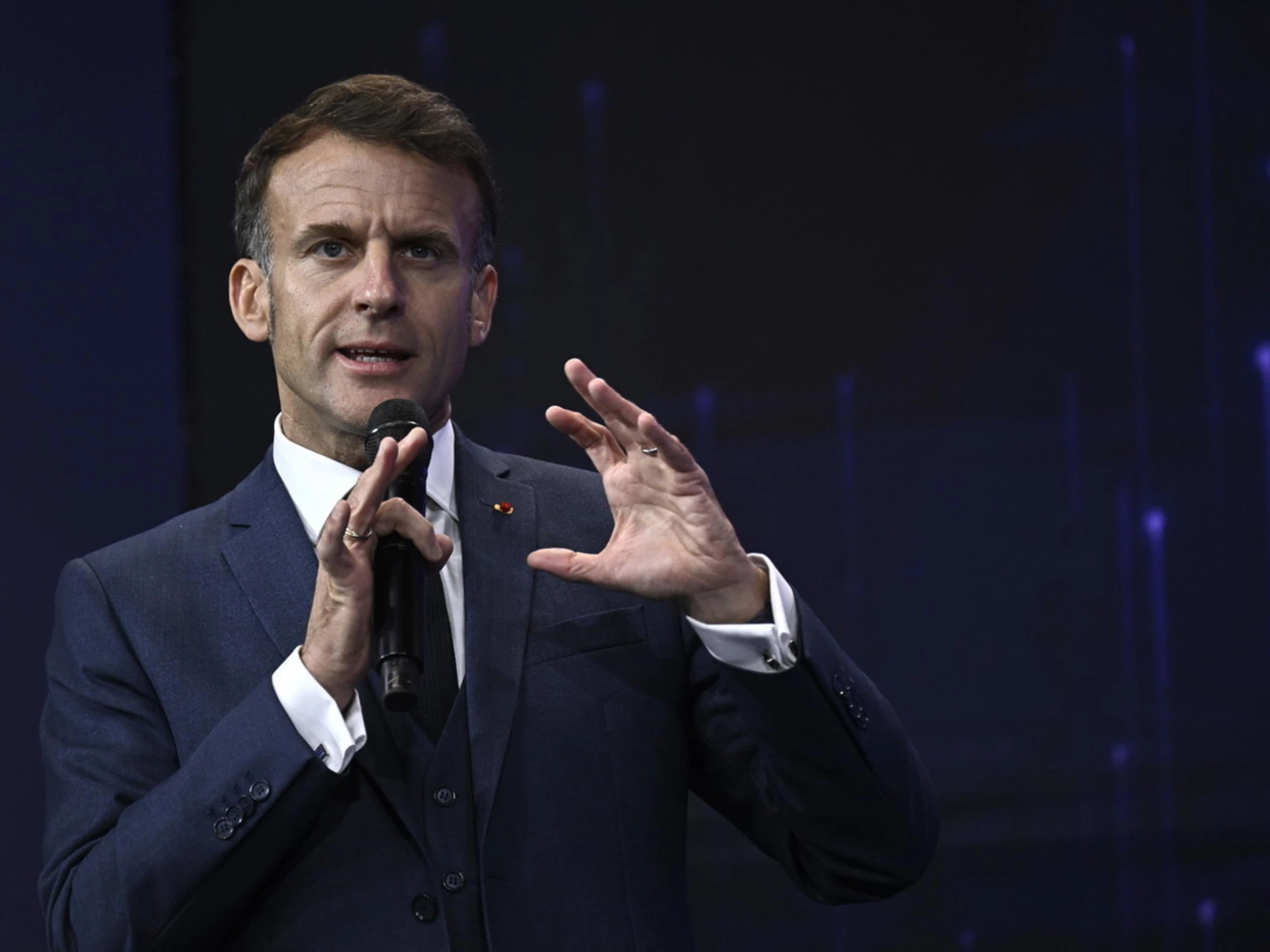 Il Louvre come Macron: fa acqua da tutte le parti