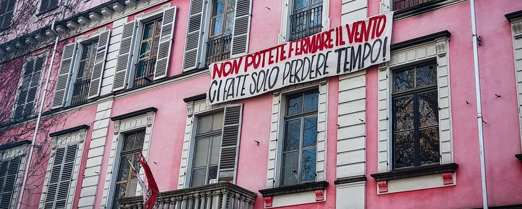 Leggi l'articolo: Askatasuna, blitz della polizia. Panico rosso: "Ci sgomberano!"