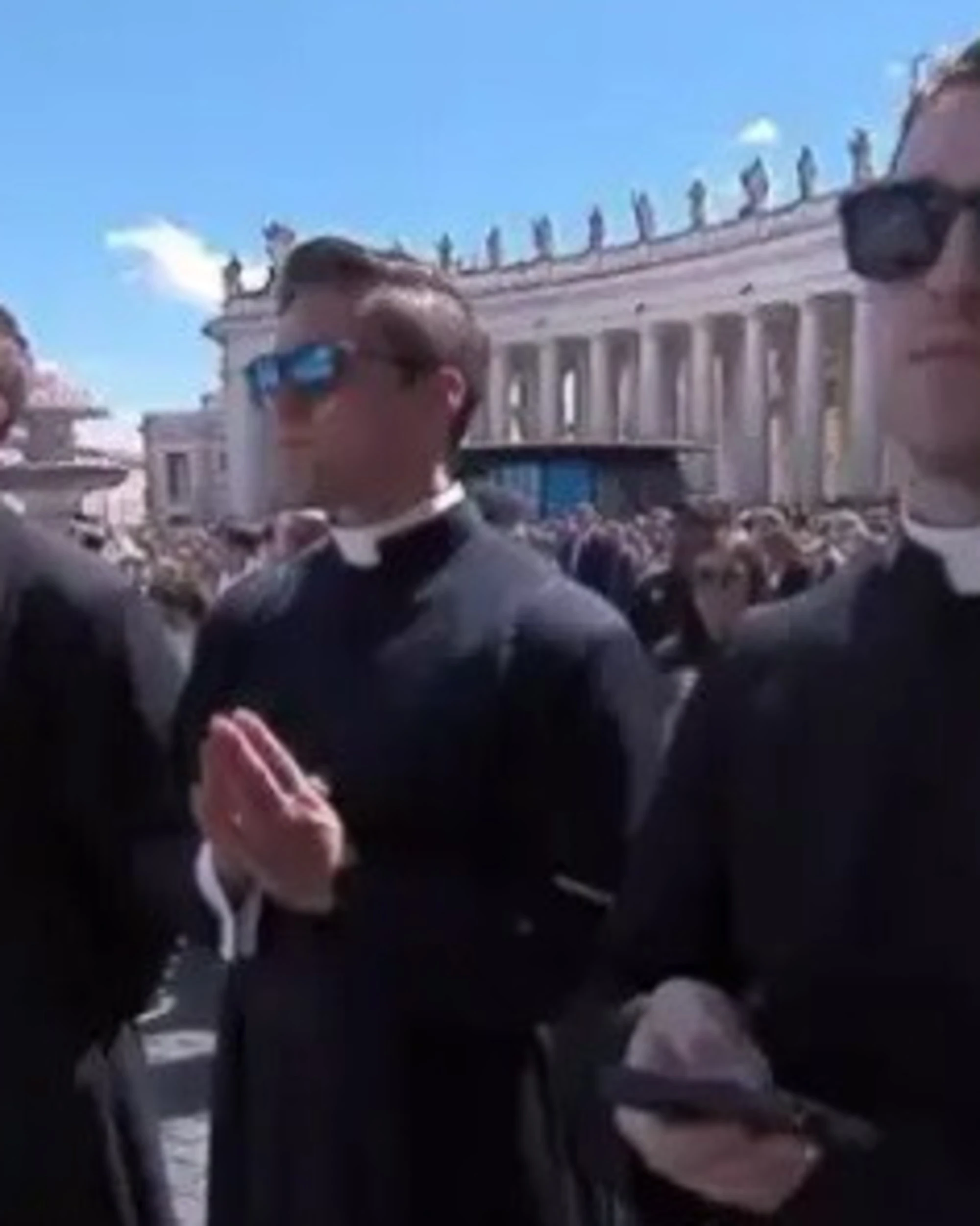 Funerali Papa Francesco, delirio per i preti sexy