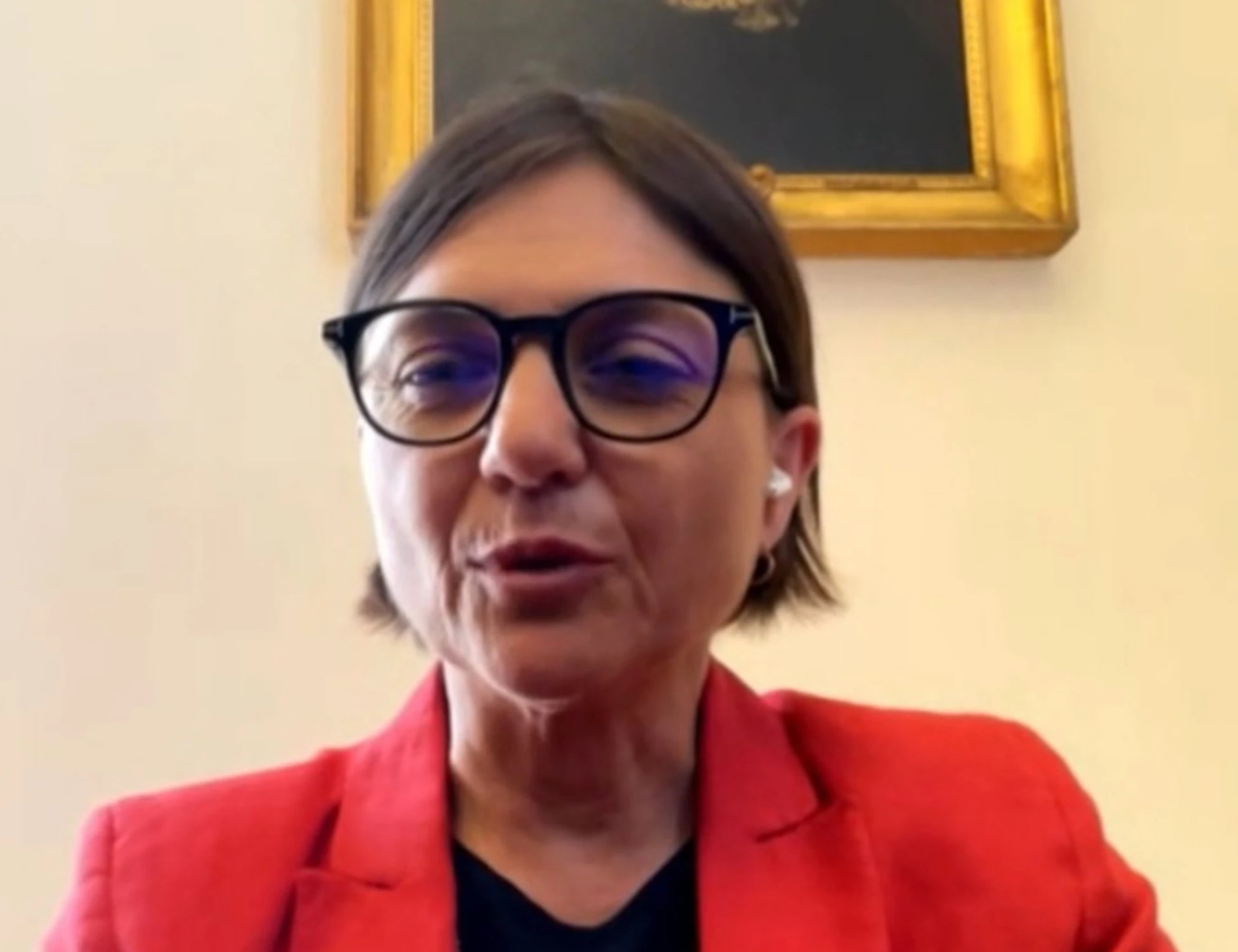 Debora Serracchiani stanata da FdI: "Prima di attaccare Meloni, studi". La gaffe in tv