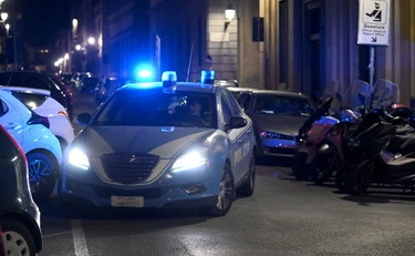 Scandicci, tentano un furto e colpiscono un agente alla testa: due stranieri scarcerati