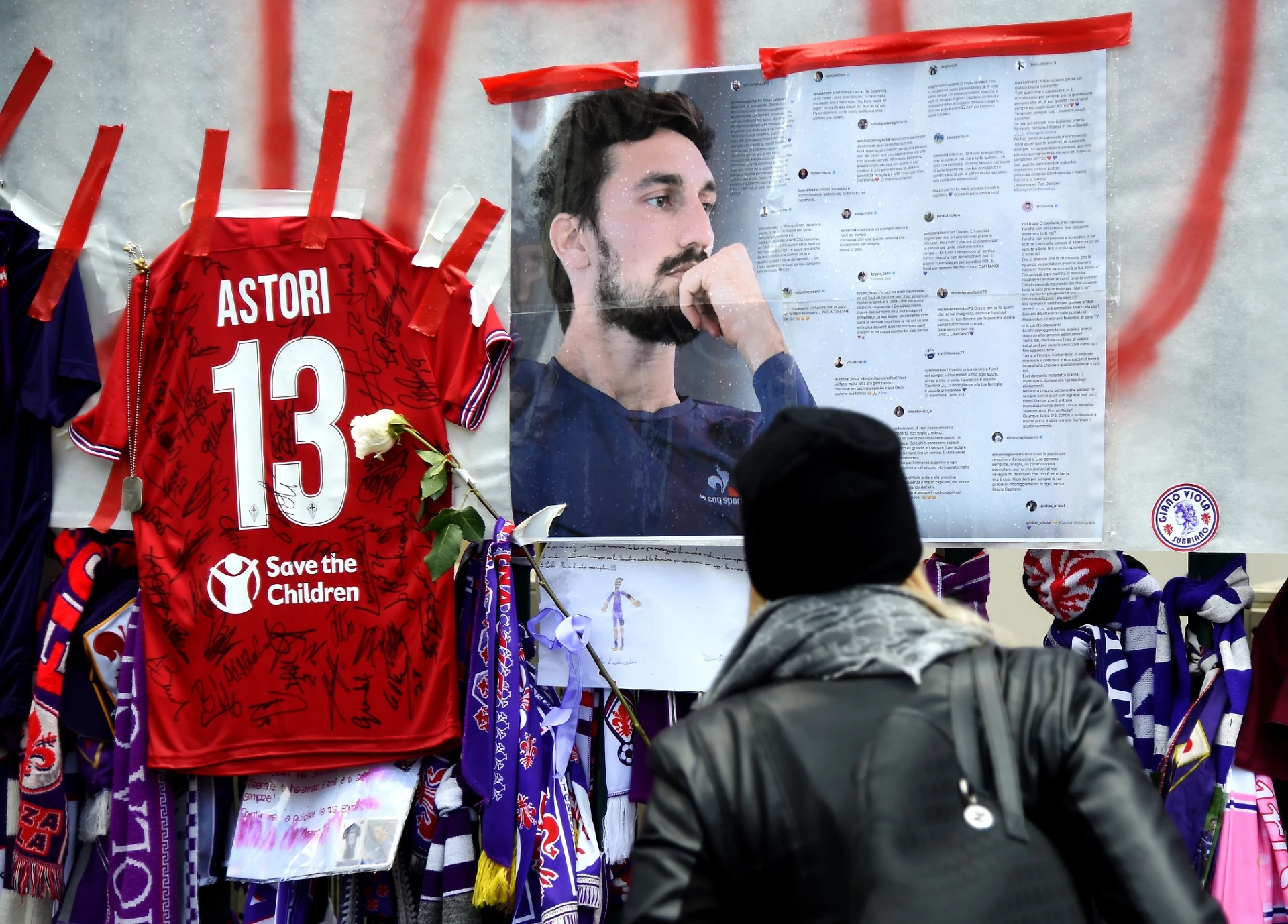 Davide Astori, i funerali a Firenze. Commozione e migliaia di persone in piazza