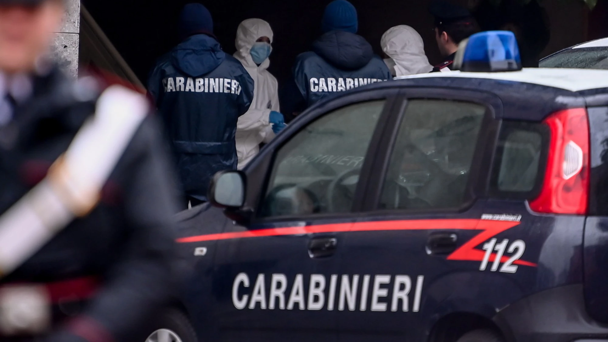 Milano, 15enne strangola e uccide con una lampada l'ex vicina