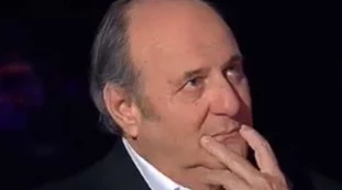 Gerry Scotti, il conduttore fatto fuori dalla conduzione di Striscia la Notizia: ecco chi lo sostituirà