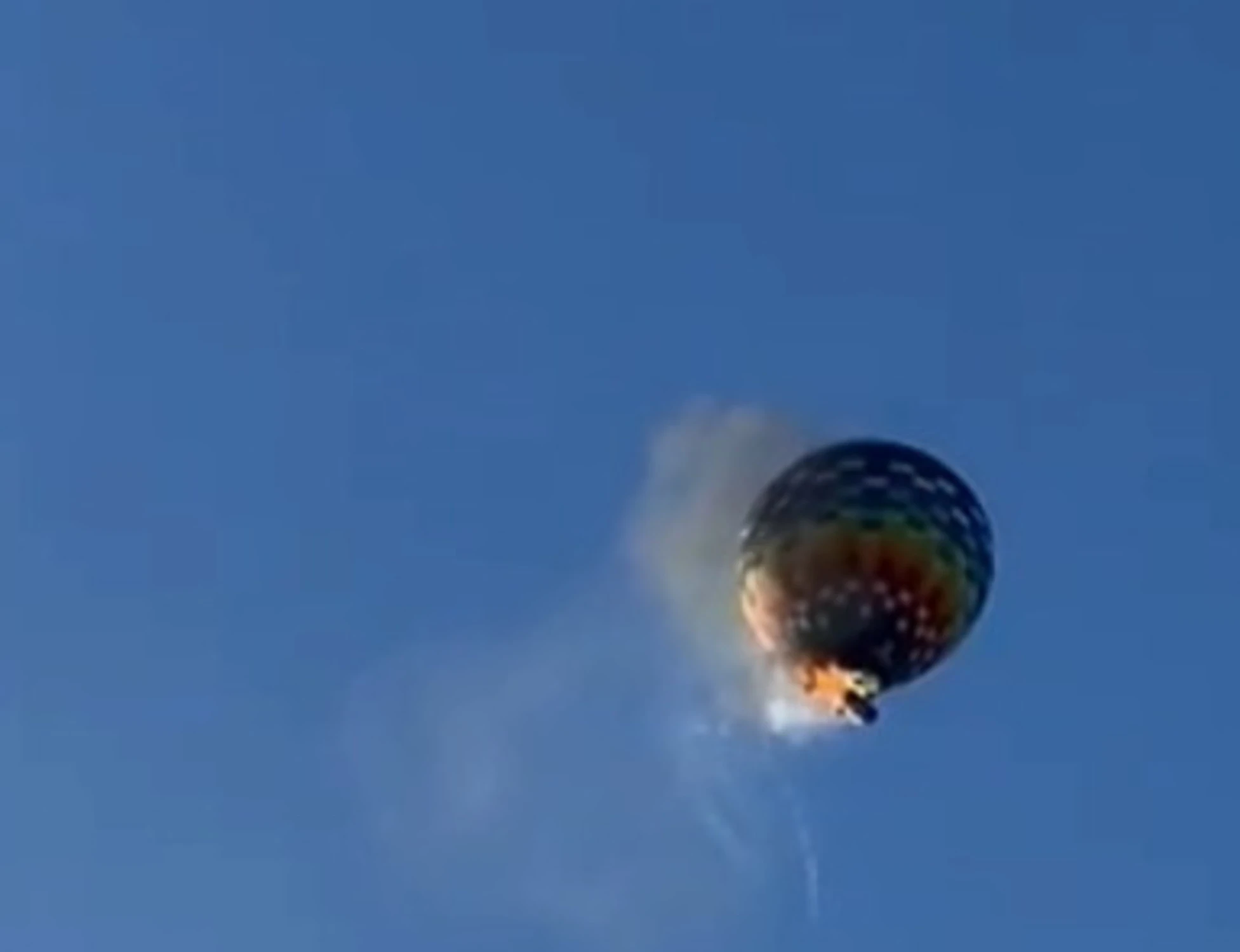 Mongolfiera prende fuoco e si schianta: 8 morti <span style="color: rgb(153, 0, 0);">Video</span>