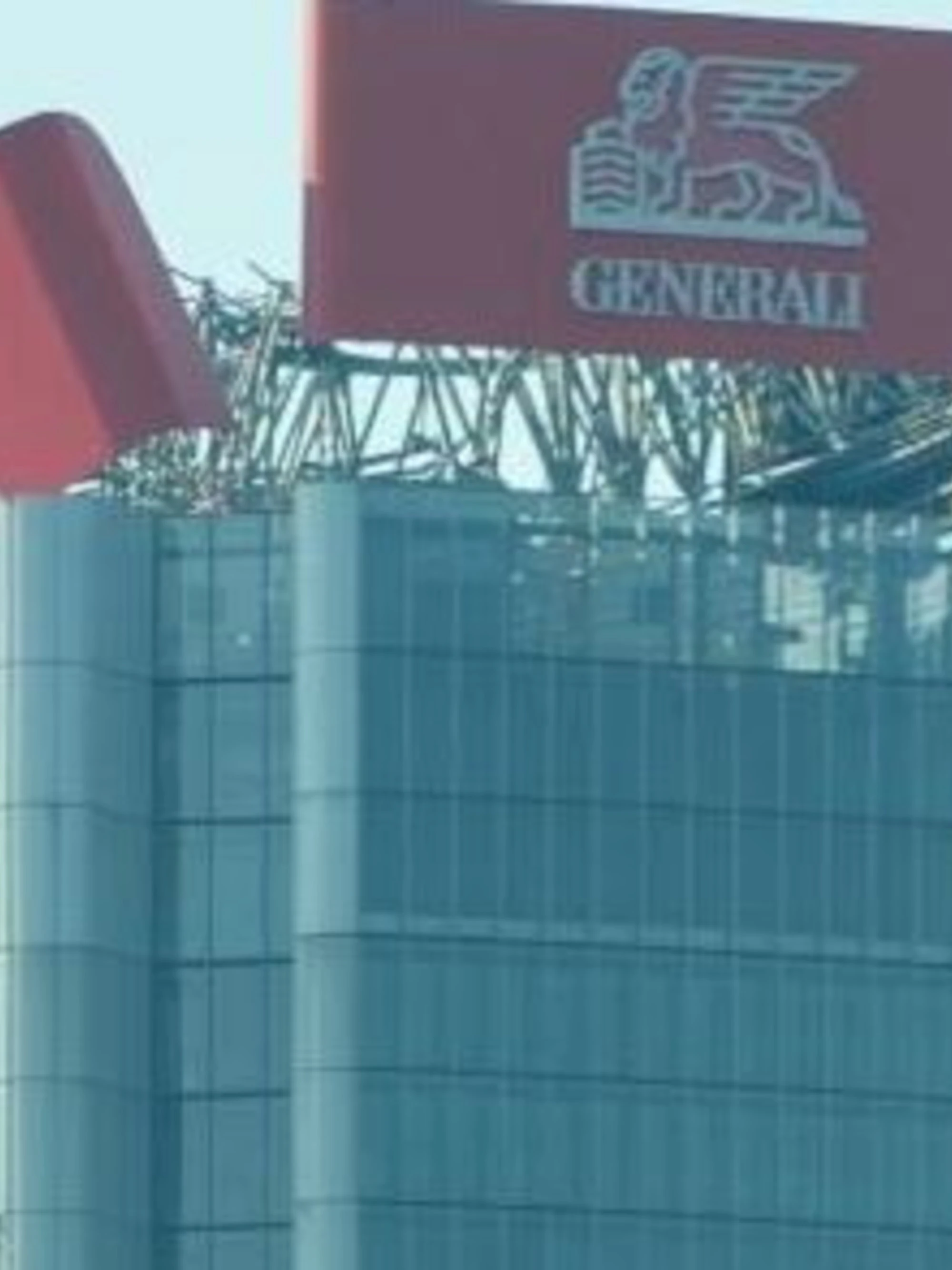 Milano, collassa l'insegna di Generali sulla Torre Hadid