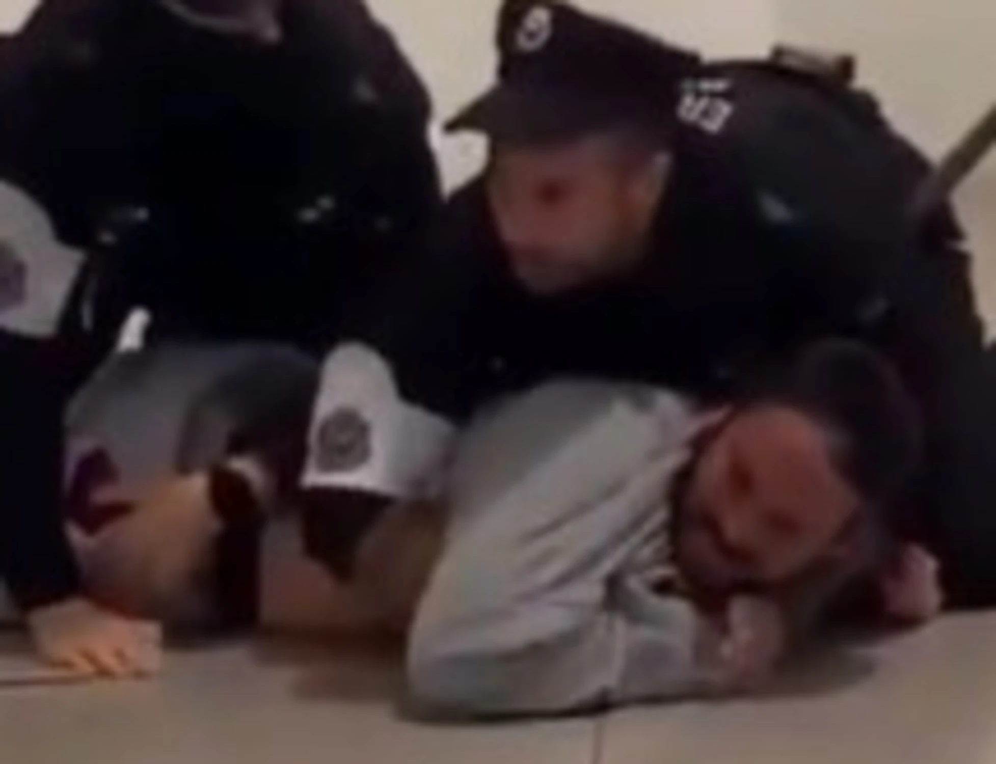 Flotilla picchiata dalla polizia basca, "inchiesta internazionale": il caso deflagra in faccia a Pedro Sanchez