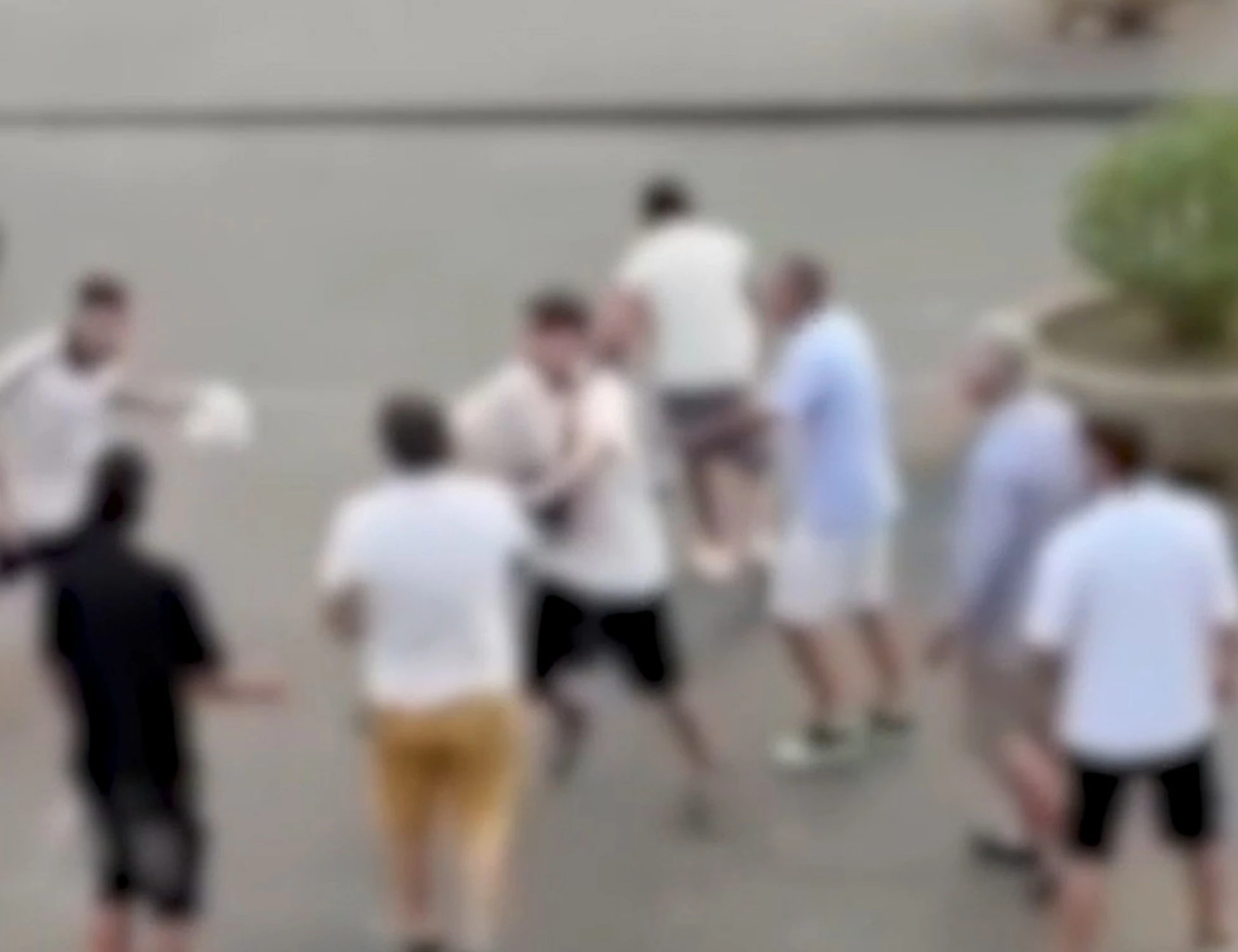 Napoli, 18enne prende a calci in faccia un anziano e lo riduce in fin di vita: il video dell'orrore