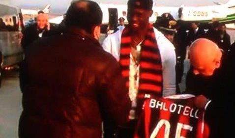 Balotelli ha già il dna rossonero: "Sono venuto subito, è un sogno,con me il Milan tornerà grande"