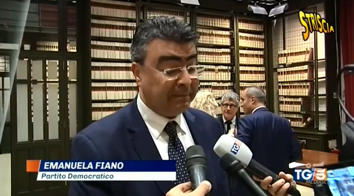 Striscia la Notizia infierisce su Emanuele Fiano: al Tg5 finisce male, su tutte le tv italiane questa "cosina"