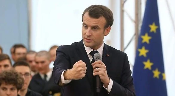 Emmanuel Macron, la Francia stana immigrati con lo spray urticante: ha ancora il coraggio di farci la morale?