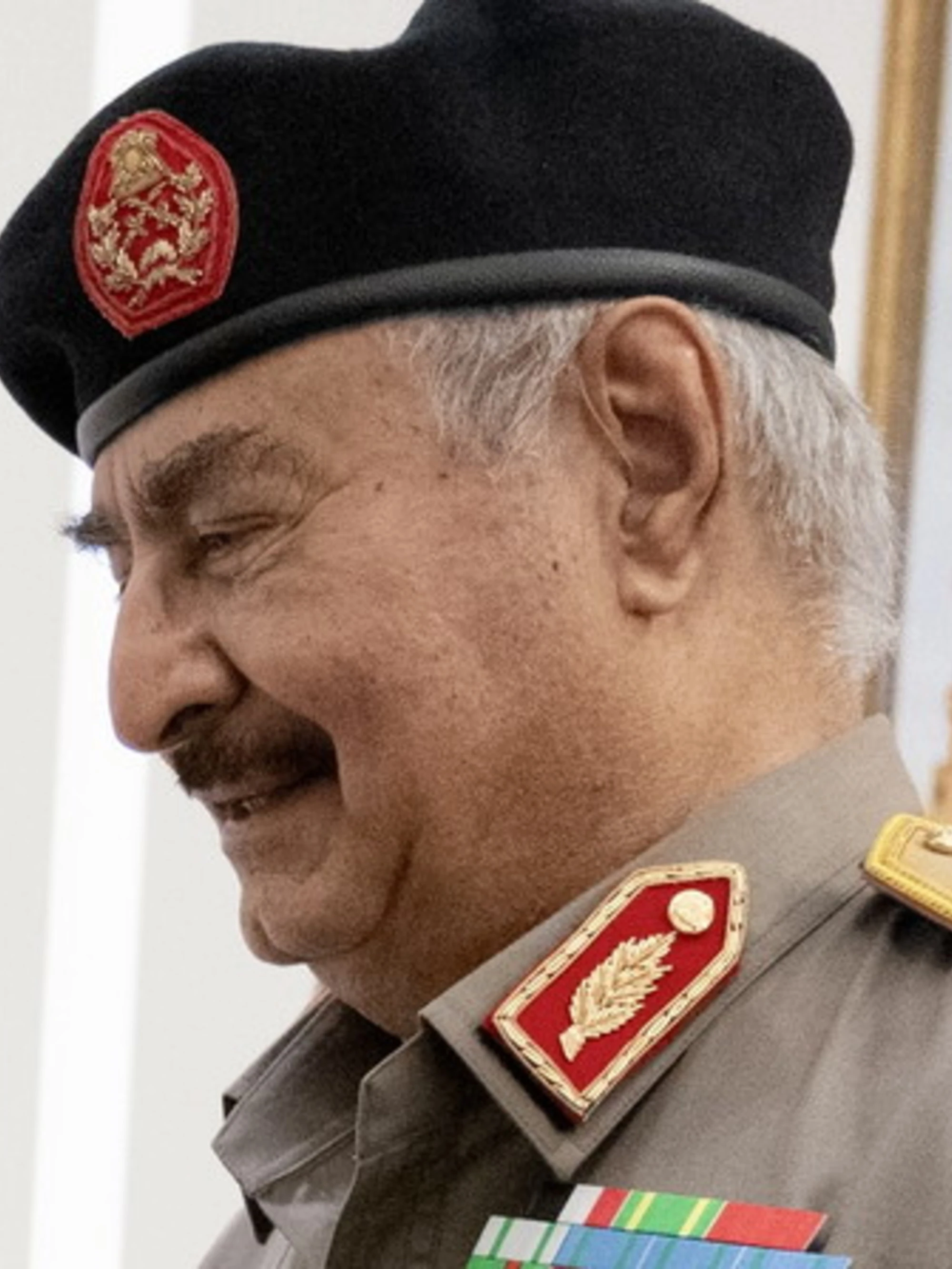 La sinistra tifa per il generale Haftar pur di infangare l'Italia e Piantedosi