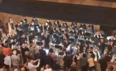 Beatrice Venezi licenziata, gli orchestrali reagiscono così: vergogna in diretta