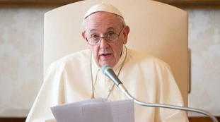 Papa Francesco, la "sorpresa" a Piazza di Spagna e un'ora dopo la gaffe del Tg1: "Il Pontefice non ci andrà"