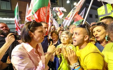 Campo largo contestato a Napoli, il Pd taglia le proteste: il video della farsa-sinistra