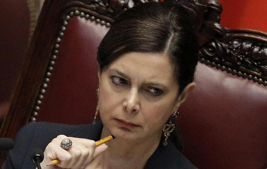 Di Battista dà della becchina alla Boldrini. E lei...