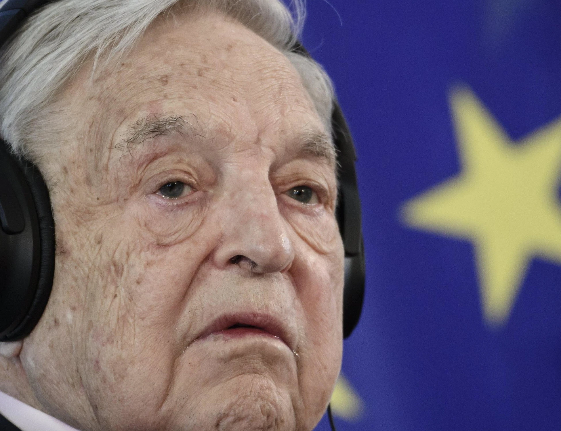 George Soros, l'inchiesta di FarWest: così finanzia la sinistra italiana. FdI: "Vergogna"