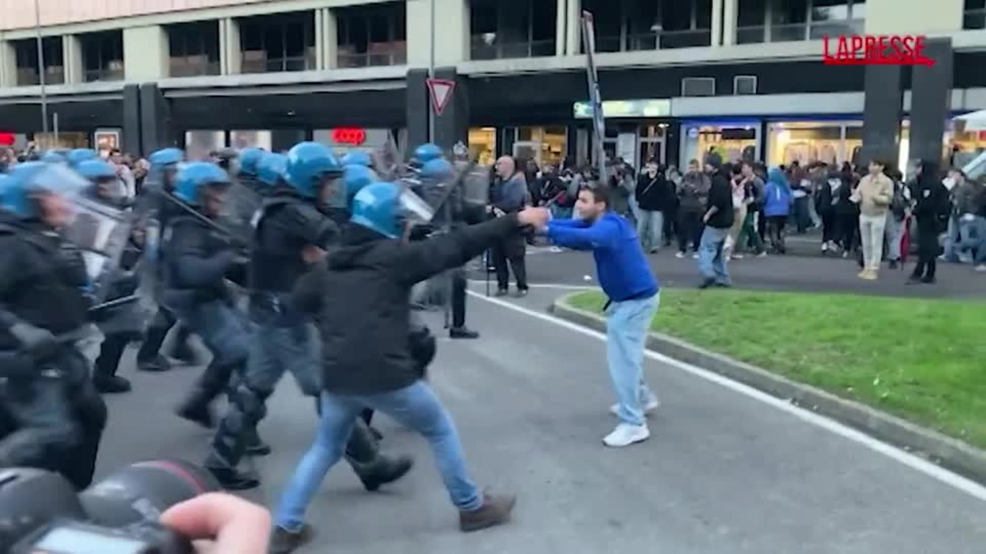 Corteo a Bologna, forti scontri tra manifestanti e polizia per le strade della città